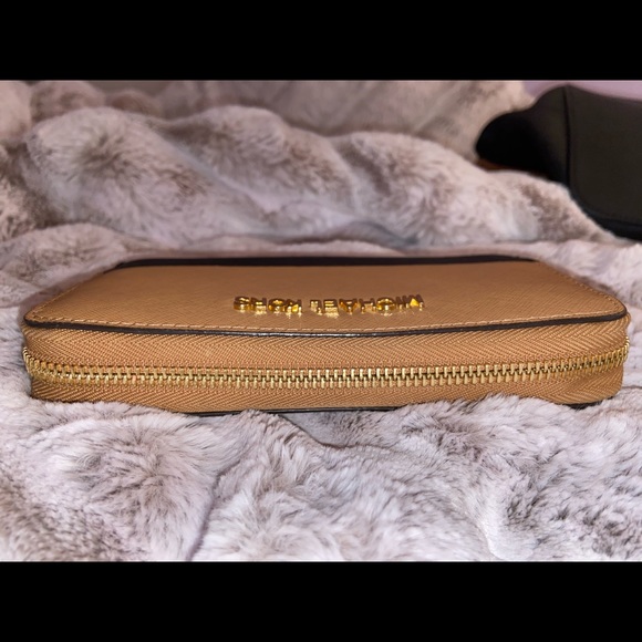 • Michael Kors 2 Toned Wallet • - Picture 7 of 8
